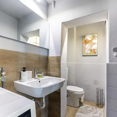 Large Loft Porta Romana With Free Wi-fi 公寓